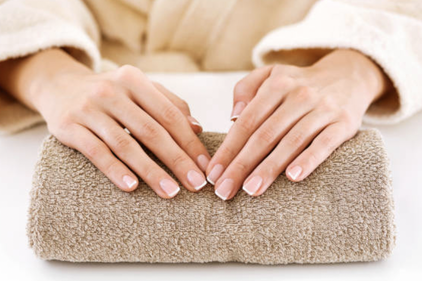 Manicura e esmaltado normal