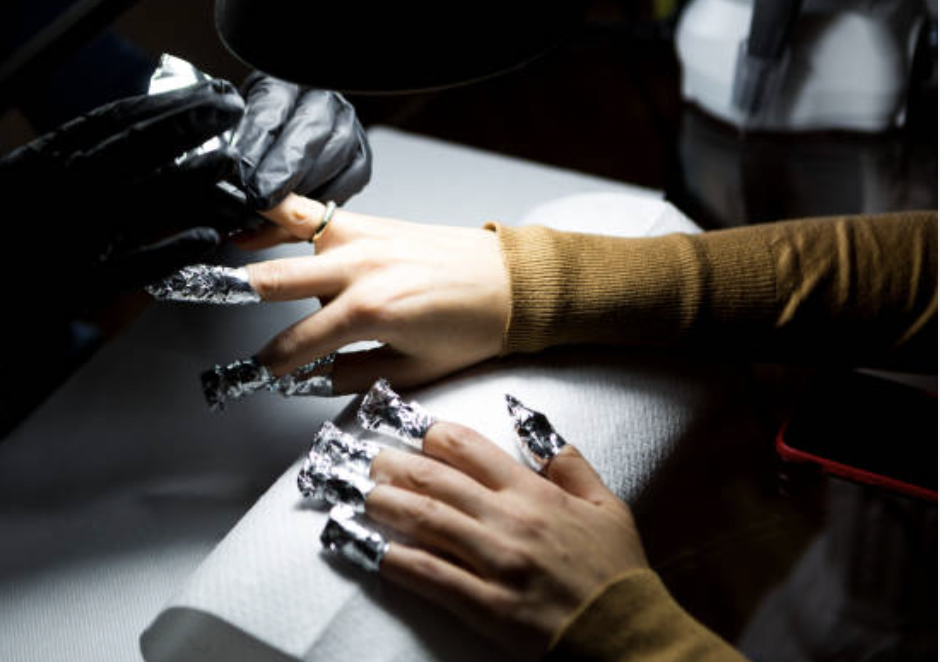 Manicura y esmaltado permanentemente